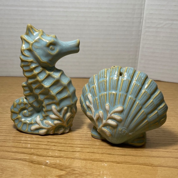Pfaltzgraff Beachcomber Seahorse & Scallop Shell Salt & Pepper Shakers Ocean HTF - Picture 1 of 11